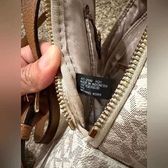 MK Vanilla Erin Backpack - Picture 11 of 11